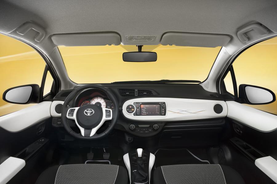  Toyota Yaris Trend 2013 года  (фото 2 из 6)
